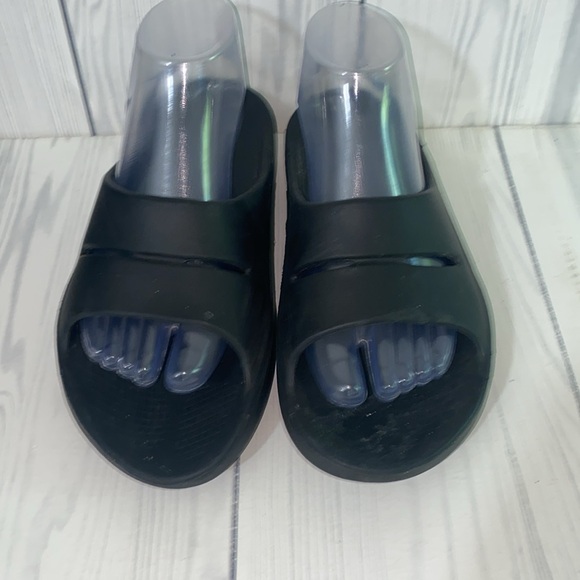 OOFOS Slides - Picture 3 of 5